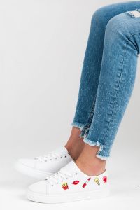 BIA?E TRAMPKI Z NASZYWKAMI Biały CNBFC-S03W